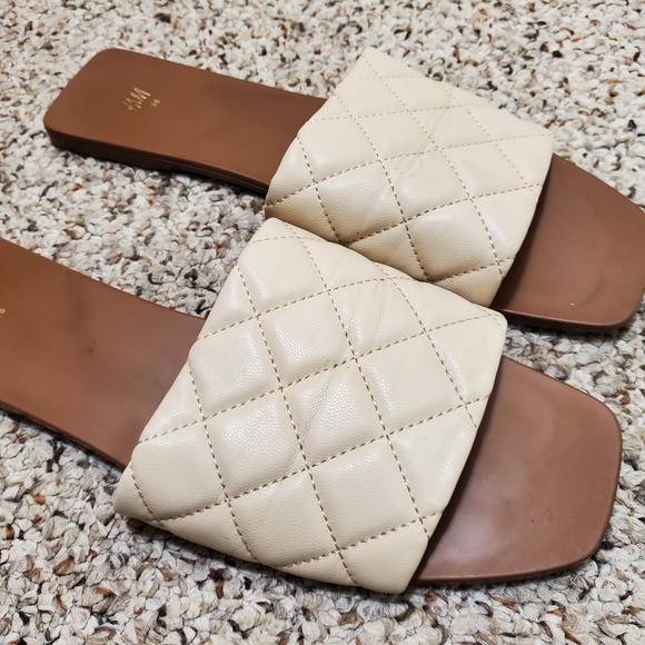 PRICE DROP ⬇️ Quilted Slides - Picture 4 of 6